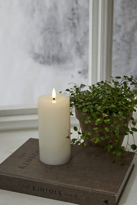 Flamme Flow LED-kynttilä 17,5 cm valkoinen