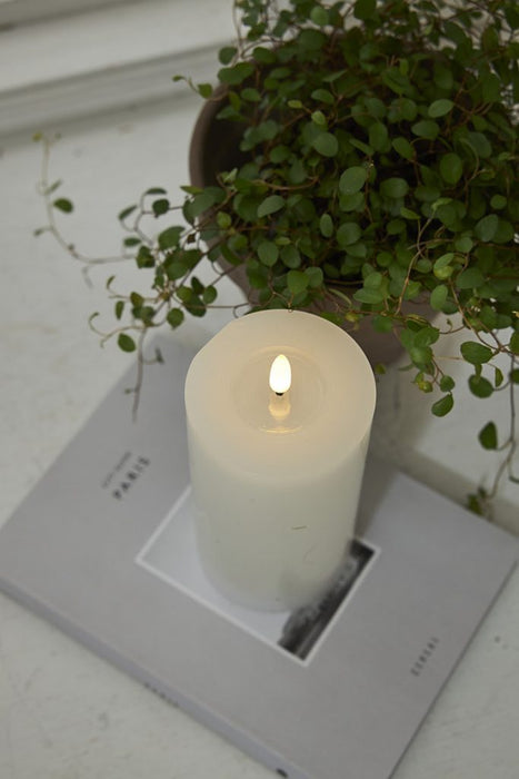 Flamme Flow LED-kynttilä 17,5 cm valkoinen